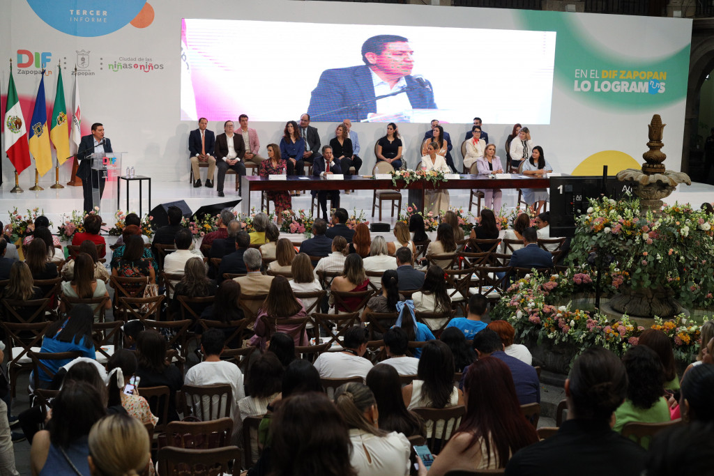 Director General de DIF Jalisco en presidiun habla ante los asistentes, acompañado de autoridades muncipales y estatales